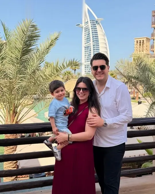 Misafirlerimiz Ali Bey, Nazlı Hanım ve Kadir, Burj Al Arab önünde