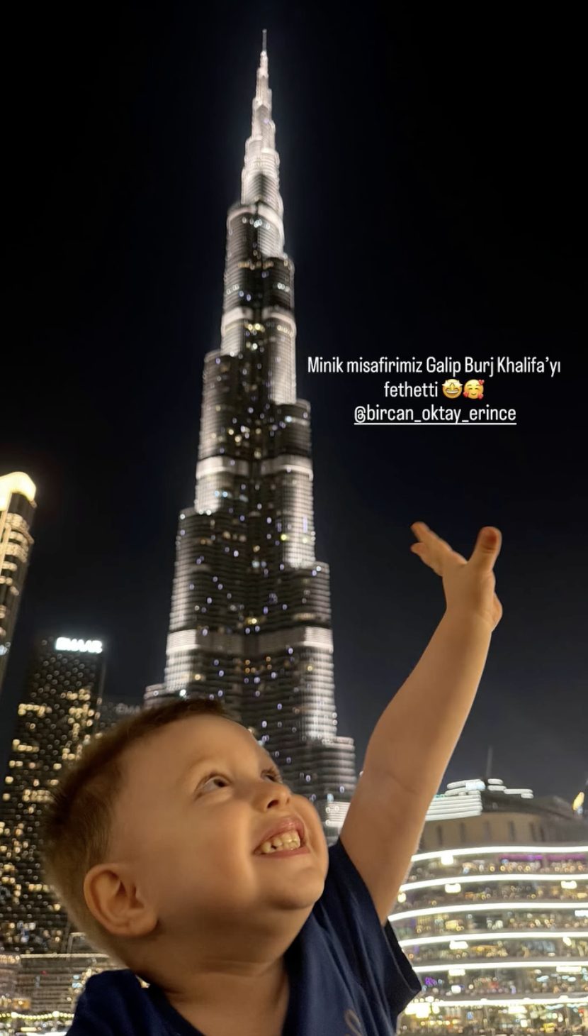 Küçük misafirimiz Galip, Burj Khalifa'yı gösteriyor